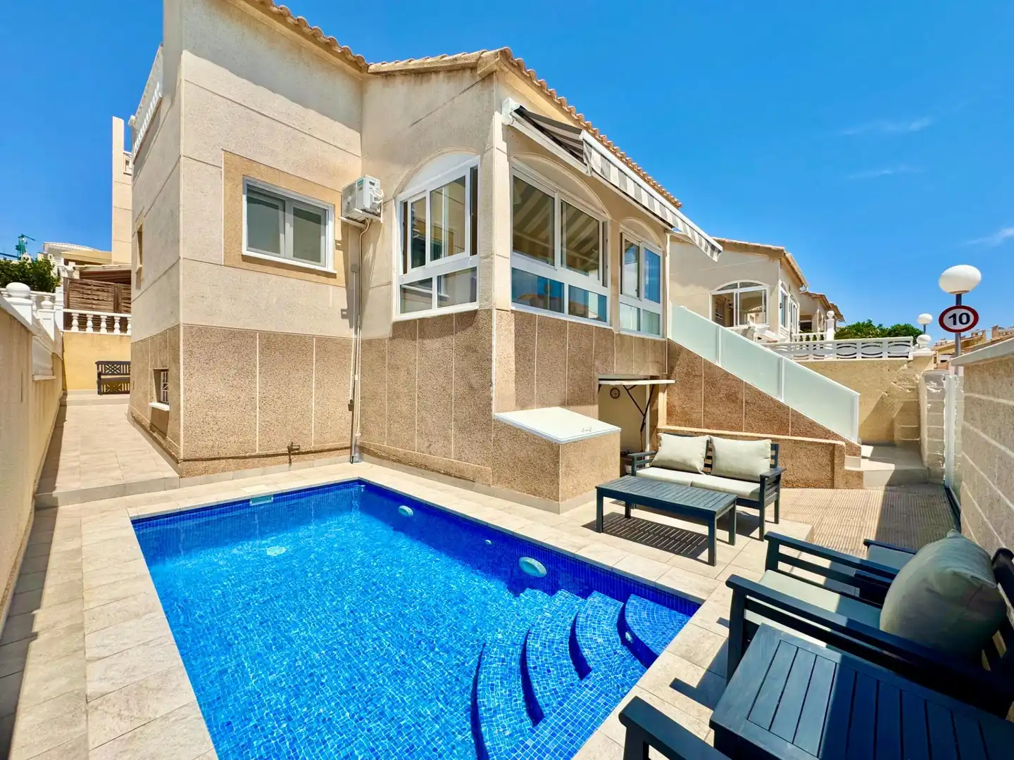 Piscina de Casa adosada en venda en Orihuela amb Piscina