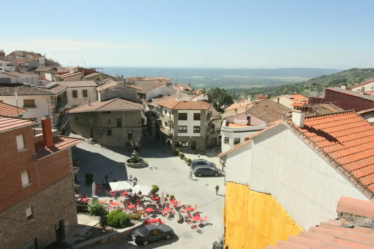 Vista exterior de Casa o xalet en venda en Pedro Bernardo amb Calefacció, Terrassa i Moblat