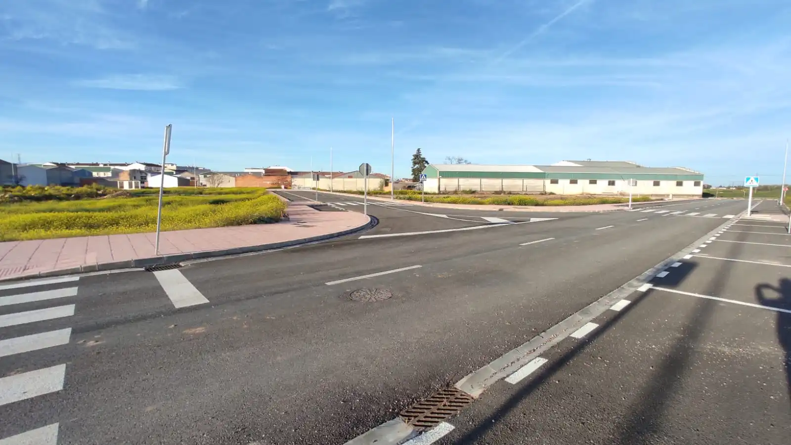 Außenansicht von Fabrikhallen zur Miete in Baeza