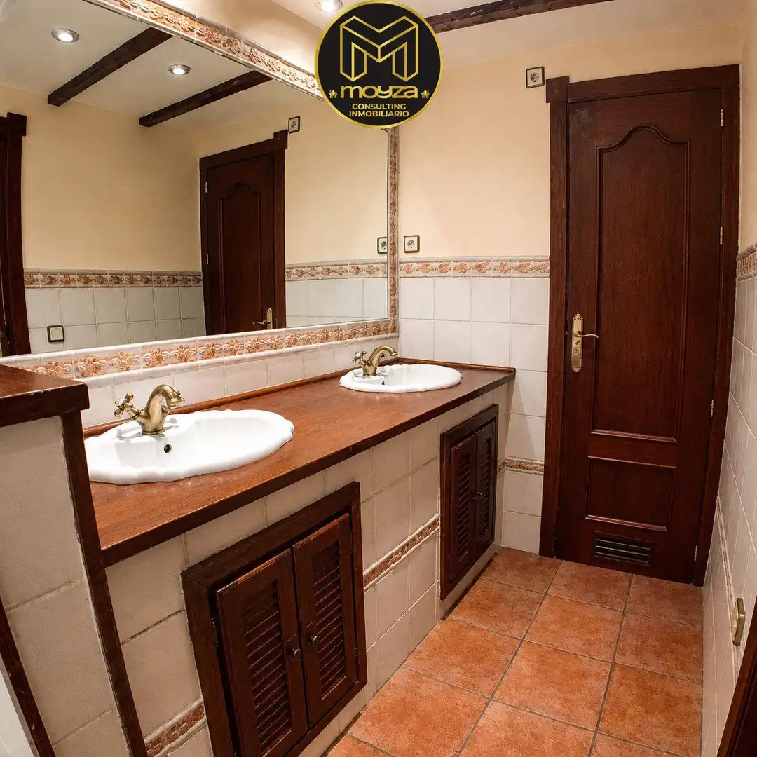 Bathroom of Flat for sale in Linares  with Air Conditioner, Heating and Storage room