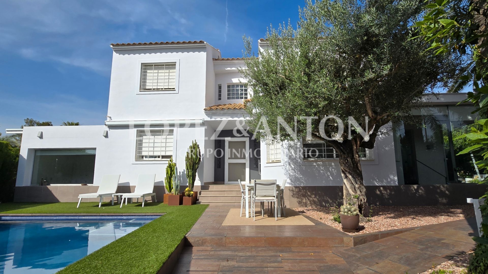 Vista exterior de Casa o xalet en venda en L'Eliana amb Aire condicionat, Calefacció i Jardí privat