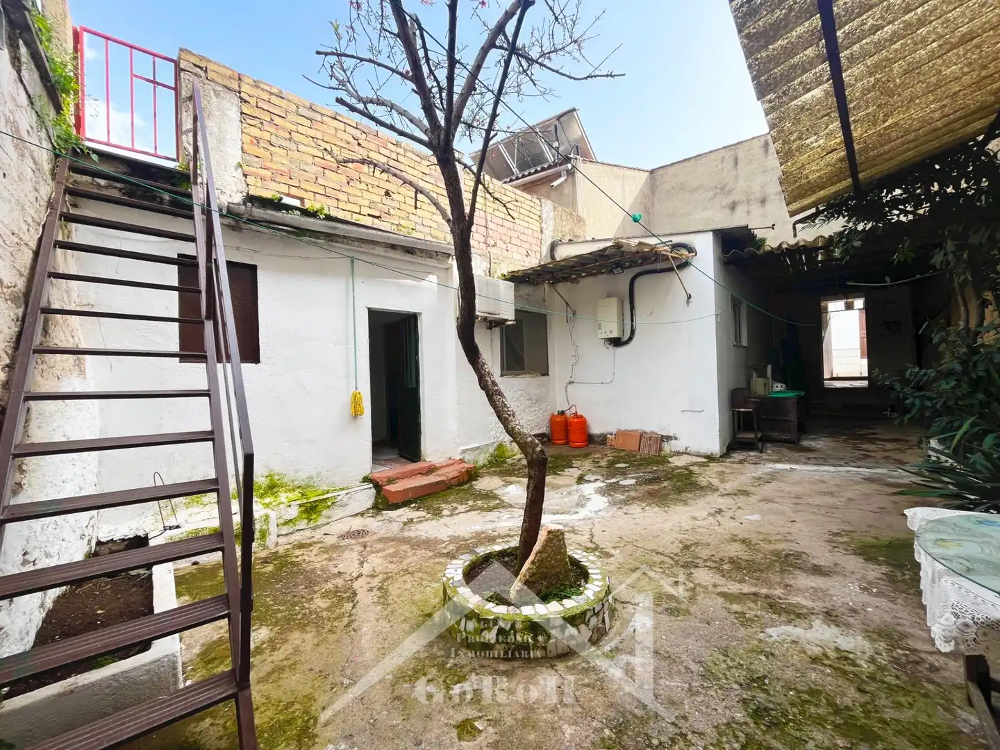 Vista exterior de Casa adosada en venta en Almadén de la Plata con Aire acondicionado, Terraza y Trastero