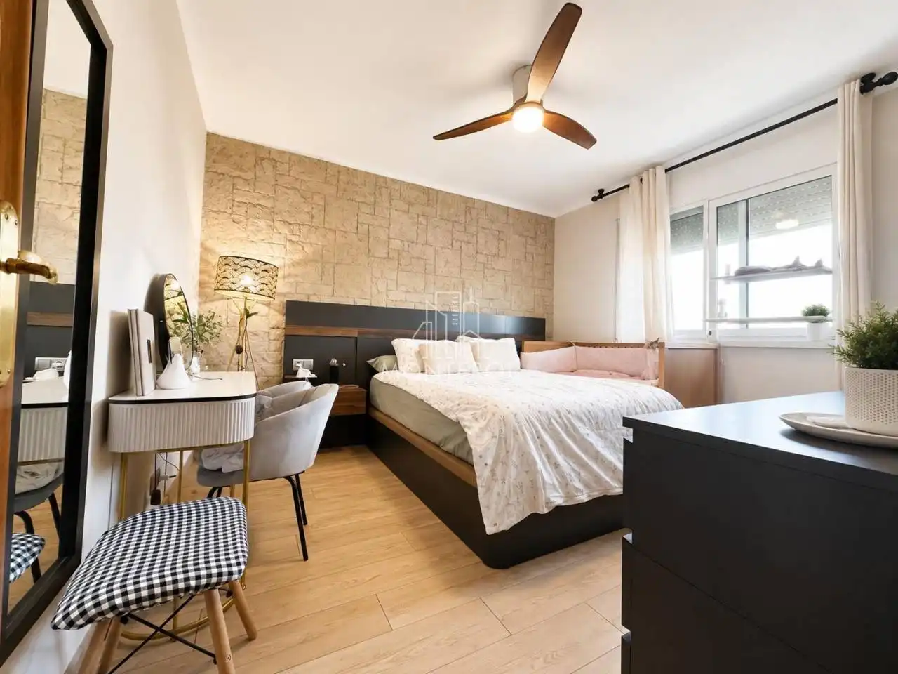 Dormitori de Apartament en venda en Sabadell amb Aire condicionat i Terrassa