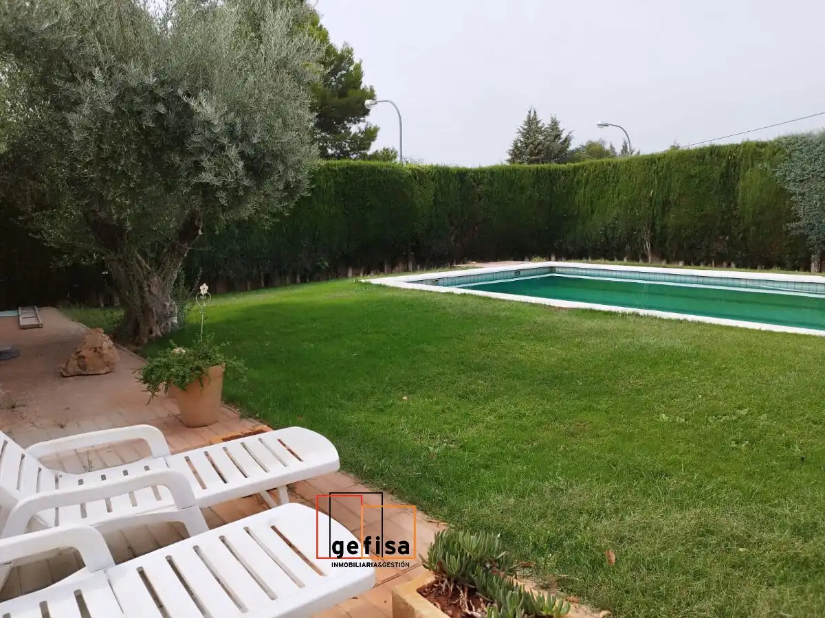 Jardín de Casa o chalet en venta en Valdepeñas con Calefacción, Trastero y Piscina