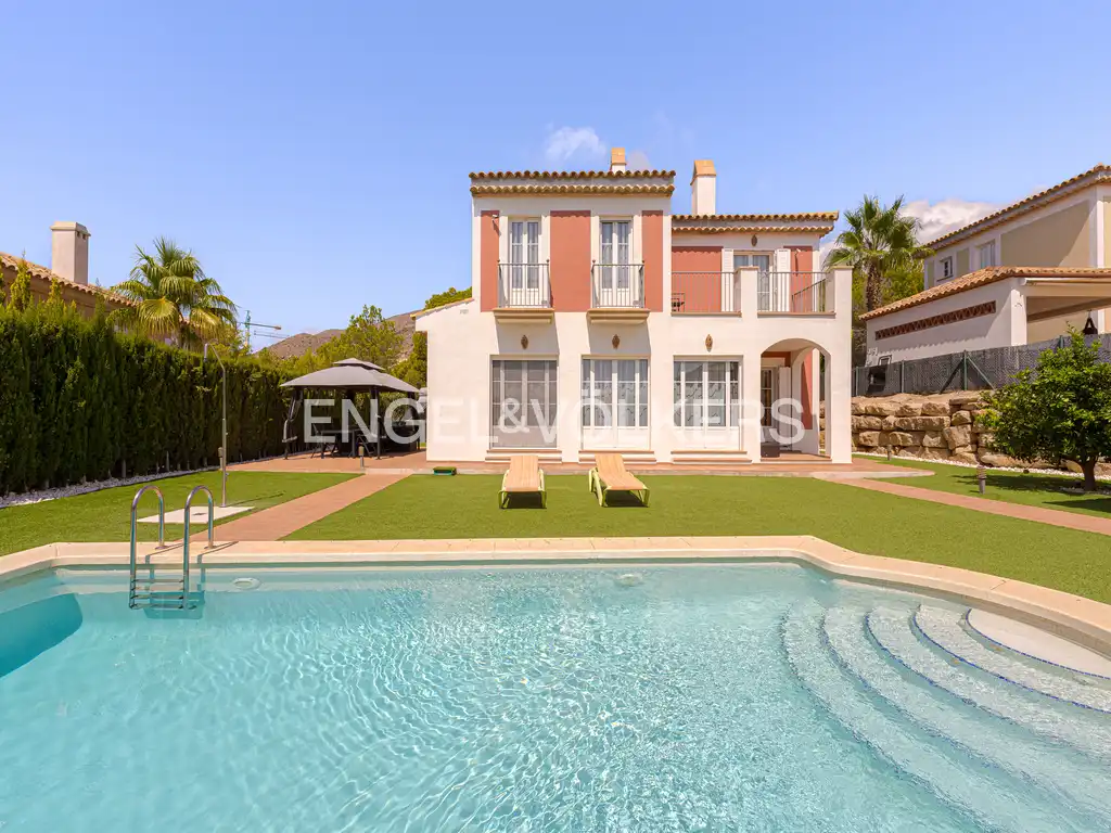 Casa con piscina en venta en Golf Bahía, imagen 3