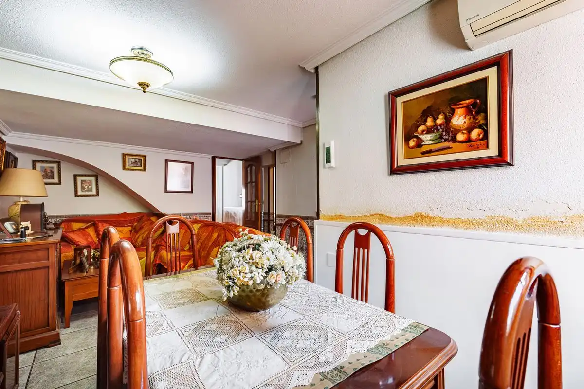 Comedor de Casa adosada en venta en Alcalá de Henares con Aire acondicionado, Calefacción y Jardín privado