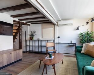 Sala d'estar de Dúplex de lloguer en  Madrid Capital amb Aire condicionat i Moblat