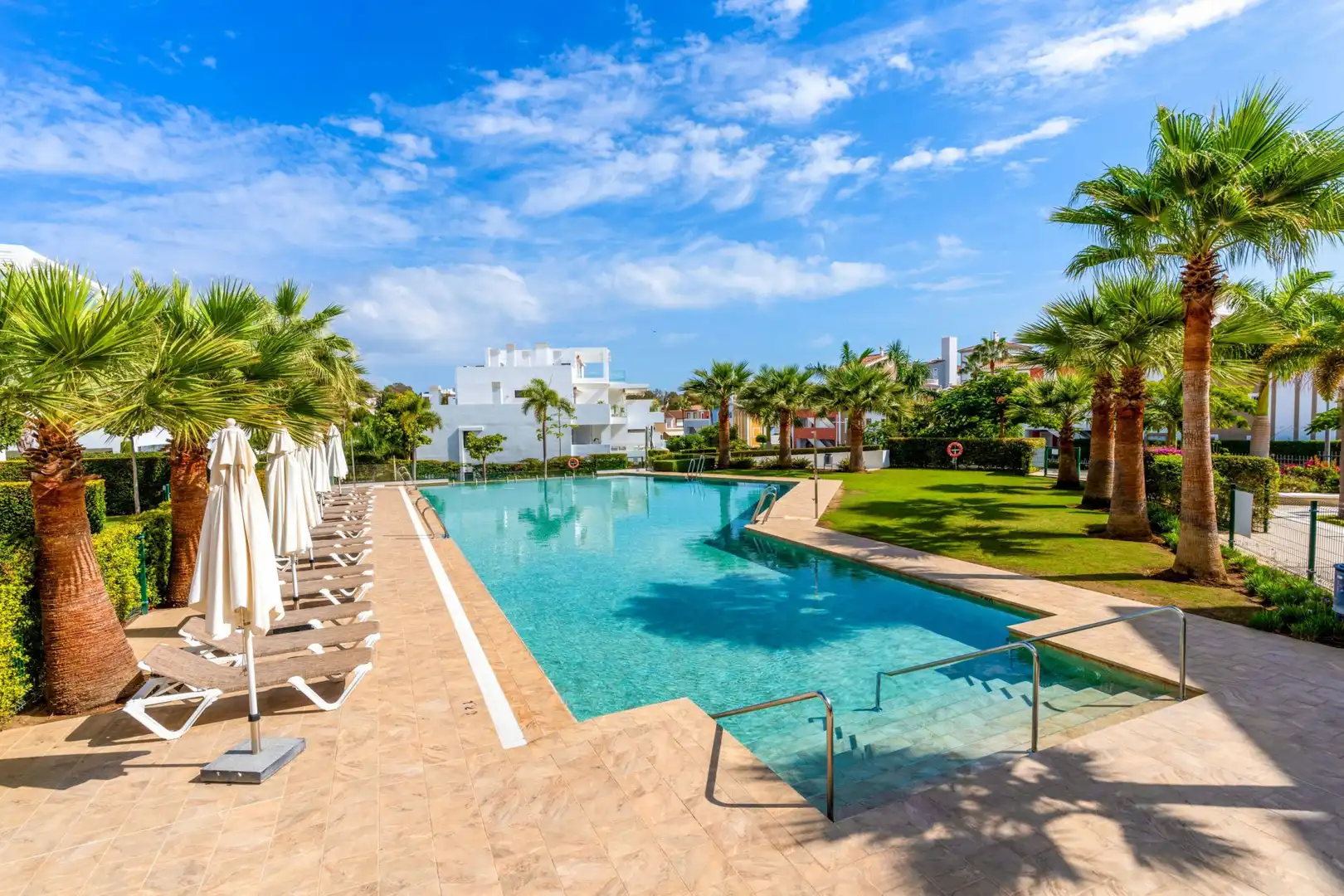 Schwimmbecken von Wohnungen zum Verkauf in Estepona mit Klimaanlage, Terrasse und Schwimmbad