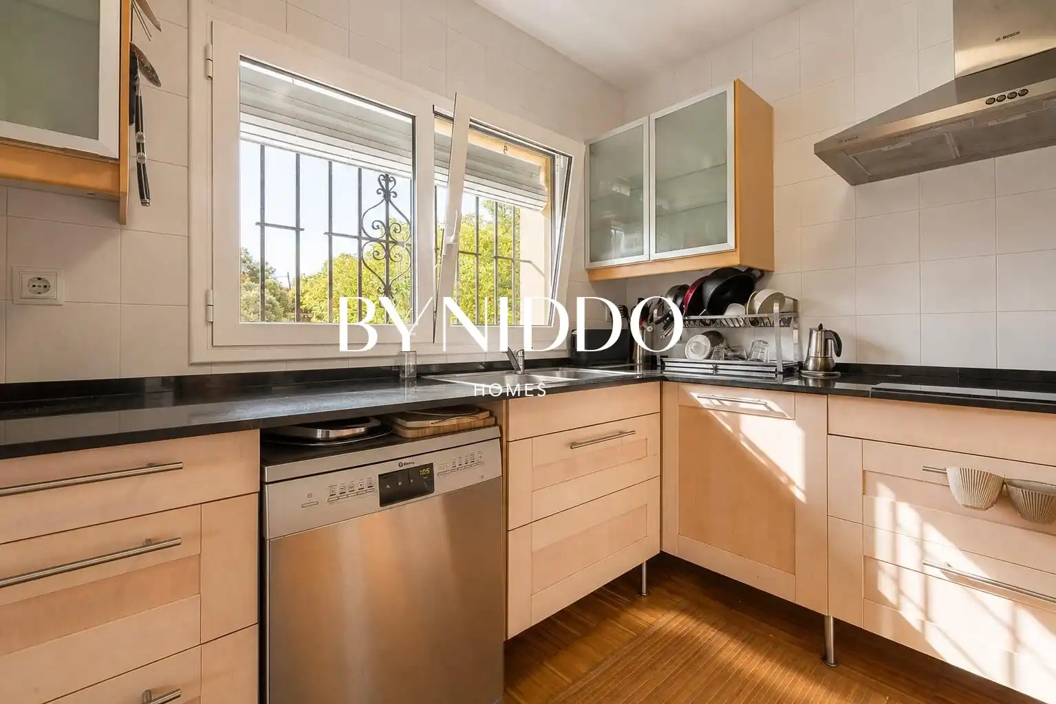 Vista exterior de Casa o xalet en venda en Sant Cugat del Vallès amb Aire condicionat, Calefacció i Jardí privat