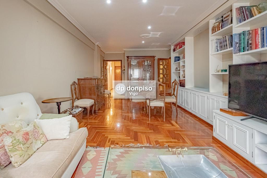 Sala d'estar de Apartament en venda en Vigo  amb Calefacció, Parquet i Traster