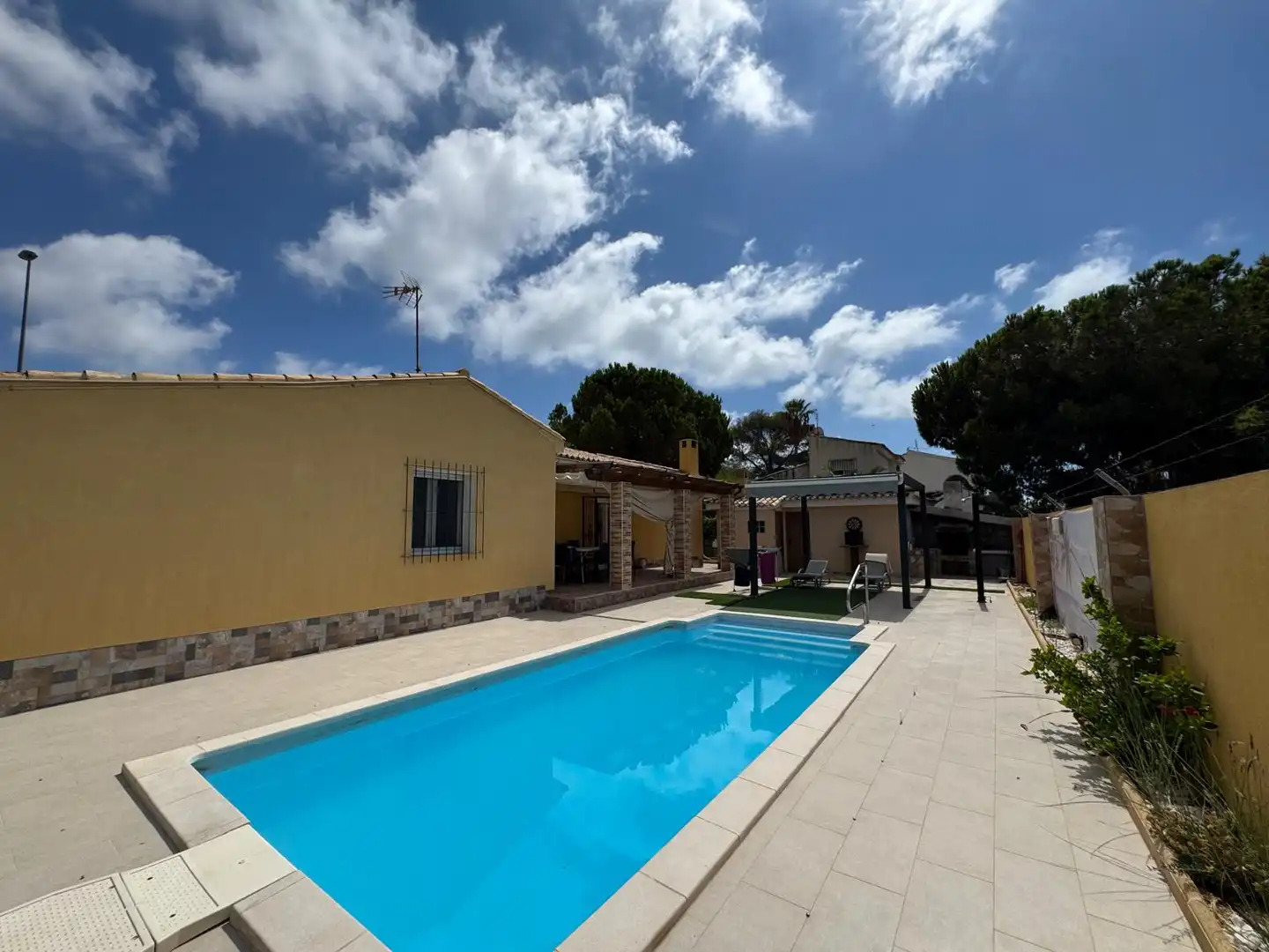 Detached house with pool to rent in Calle Francisco de Orellana 21