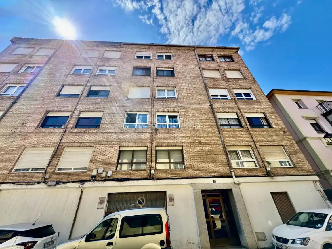 Vista exterior de Piso en venta en El Astillero   con Calefacción y Parquet