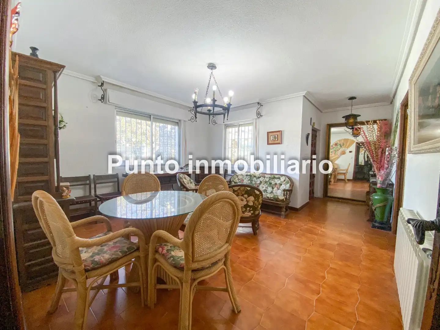 Sala de estar de Casa adosada en venta en Tudela de Duero con Calefacción, Jardín privado y Terraza