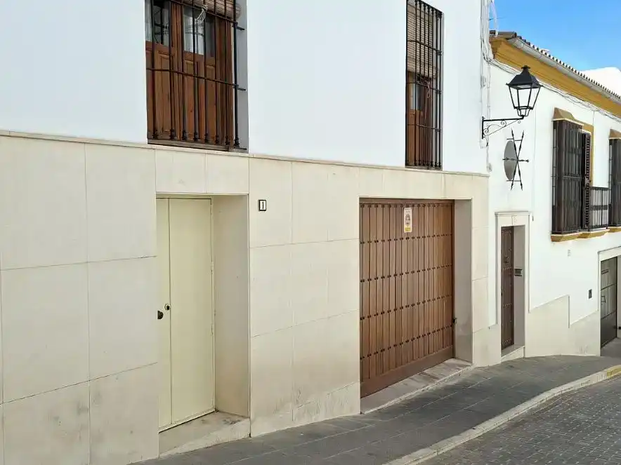 Vista exterior de Casa adosada en venda en Estepa amb Aire condicionat i Balcó