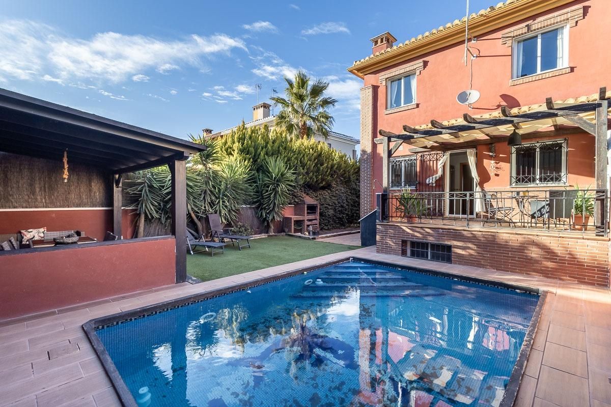 Piscina de Casa adosada en venda en Alhendín amb Aire condicionat, Jardí privat i Terrassa