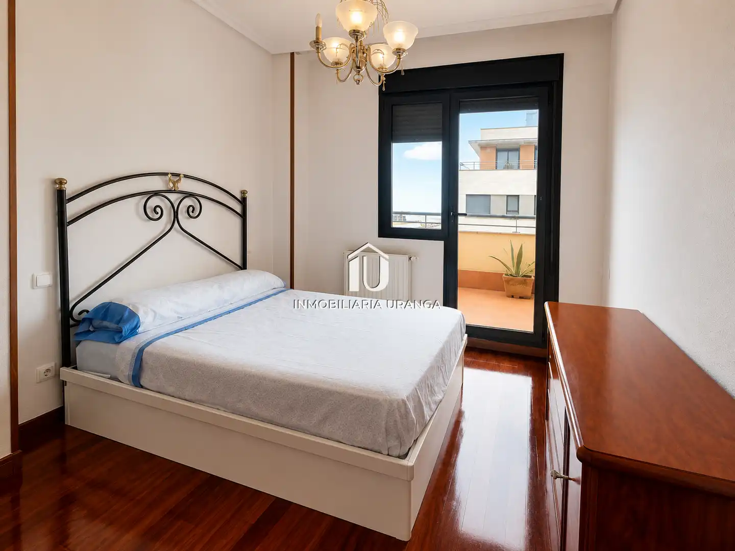 Habitación de Piso en venta en Castro-Urdiales con Calefacción, Terraza y Piscina comunitaria