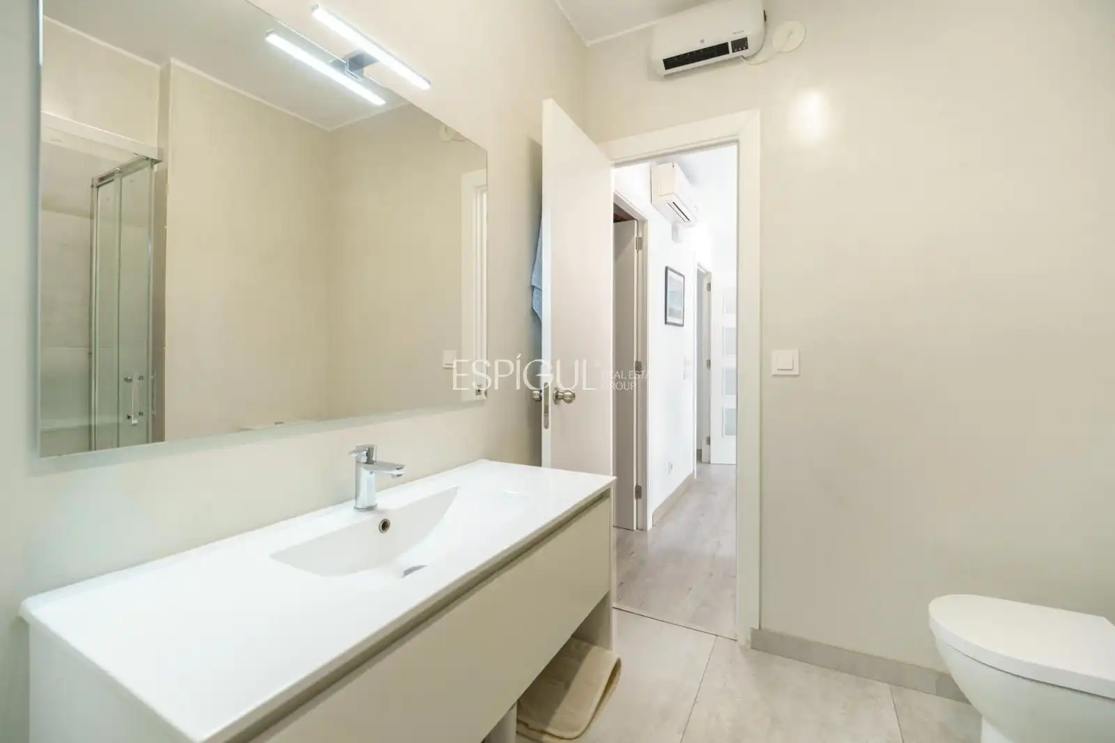 Badezimmer von Dachboden zum Verkauf in Barcelona mit Klimaanlage, Heizung und Terrasse