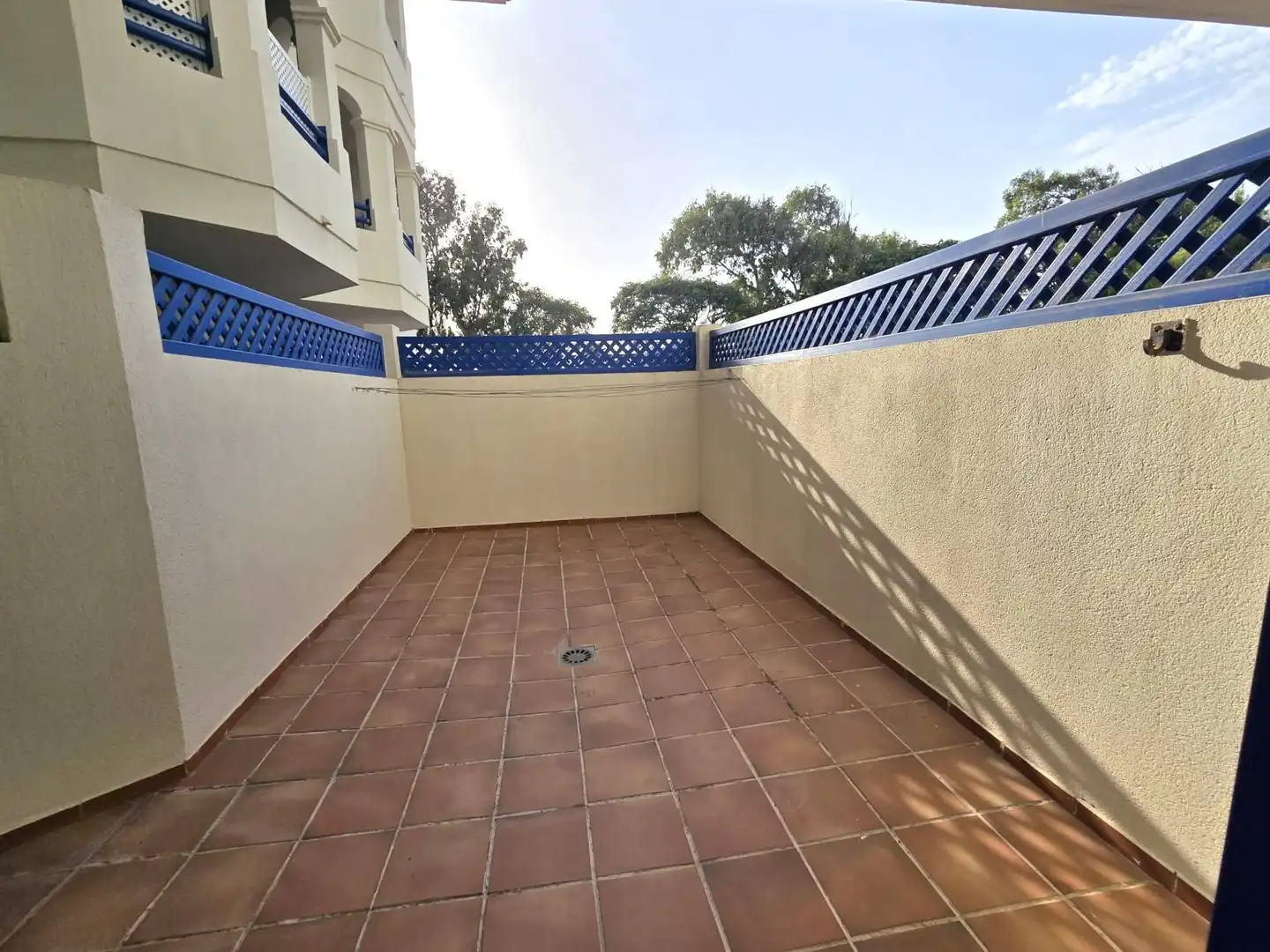 Terrasse von Erdgeschoss zum Verkauf in Manilva mit Klimaanlage, Terrasse und Möbliert