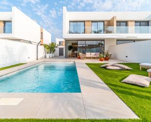 Piscina de Casa adosada de lloguer en Cambrils amb Aire condicionat, Calefacció i Jardí privat