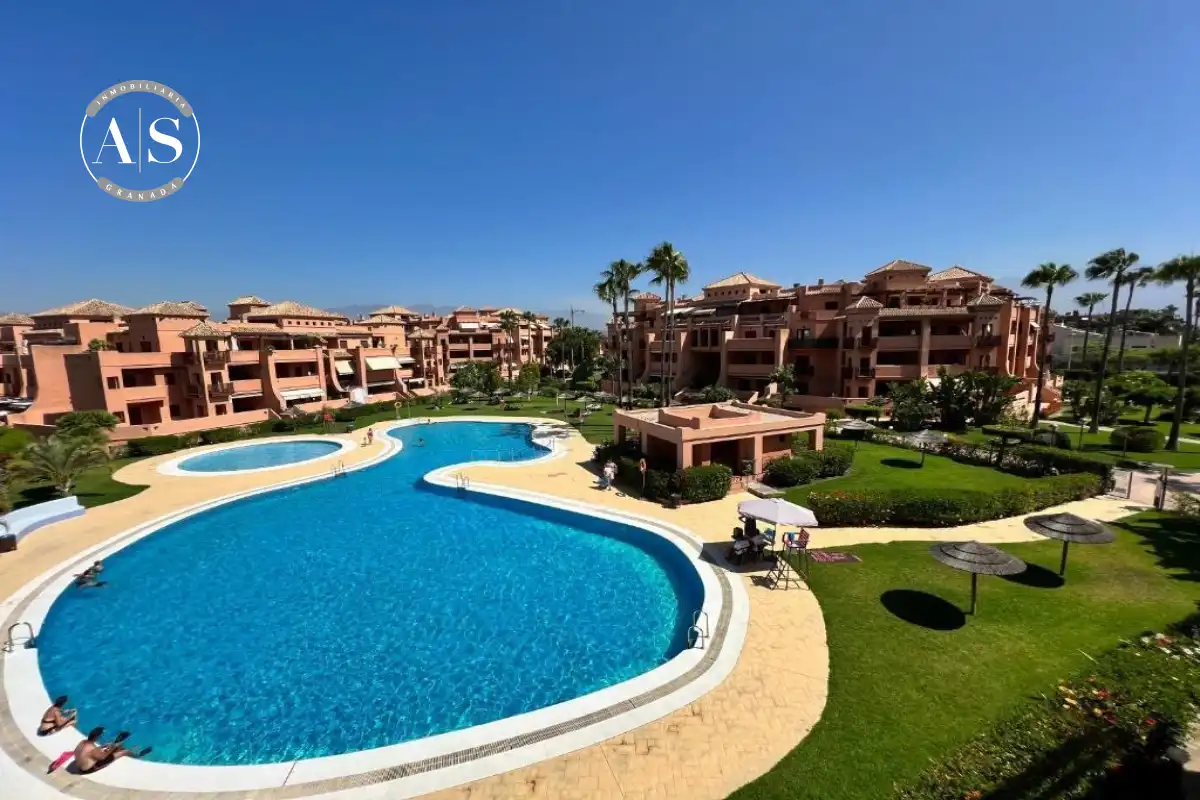 Vista exterior de Àtic en venda en Motril amb Aire condicionat, Terrassa i Piscina comunitària