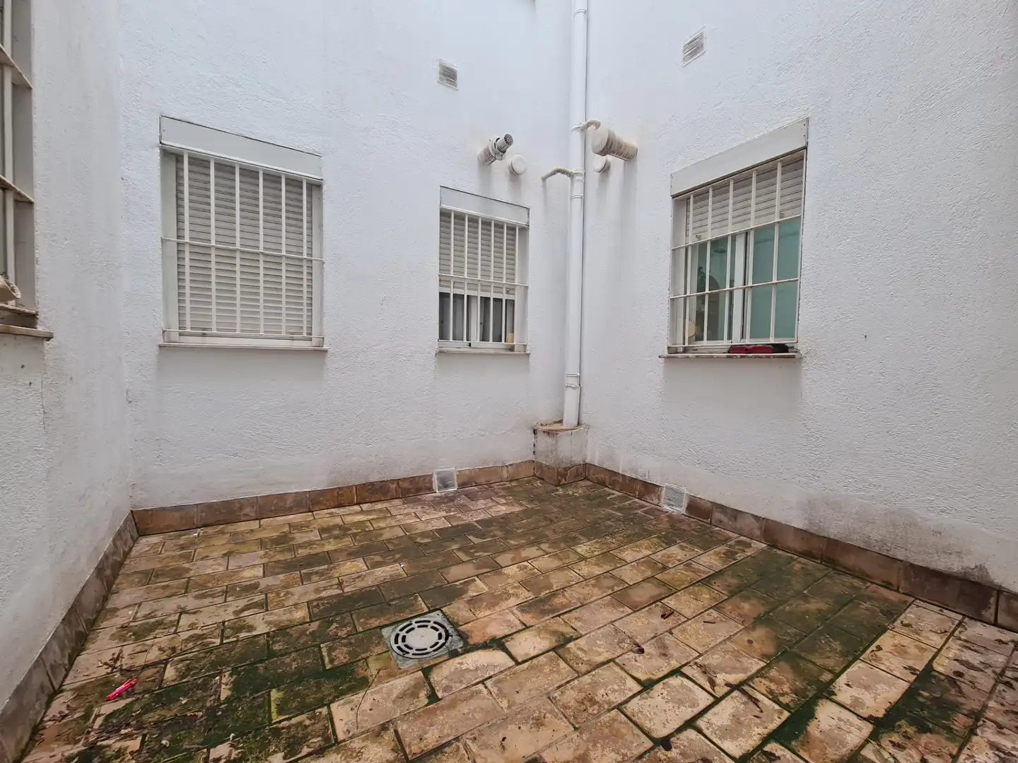 Exterior view of Flat for sale in Sevilla  with Air Conditioner and Storage room