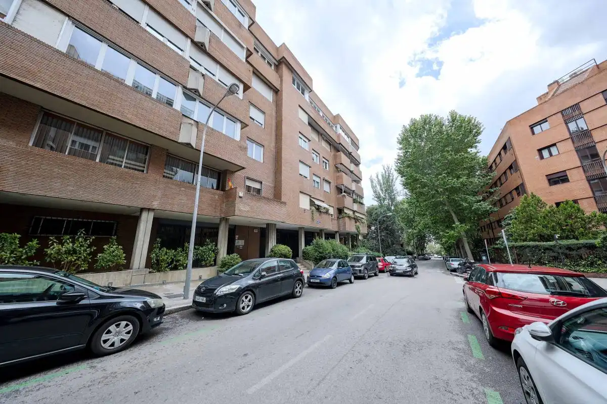 Außenansicht von Wohnung zum Verkauf in Madrid mit Klimaanlage, Heizung und Privatgarten