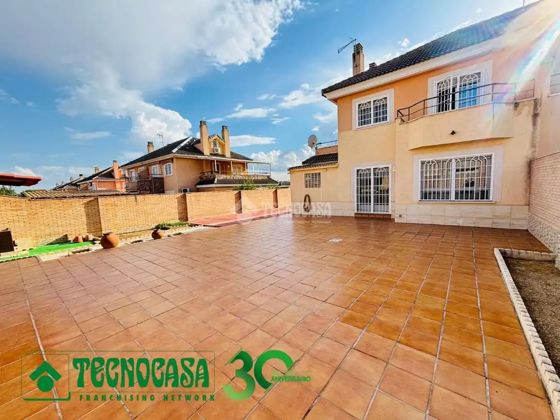 Casa aparellada amb terrassa en venda a Magán