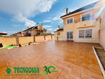 Semi-detached house with balcony for sale in Magán