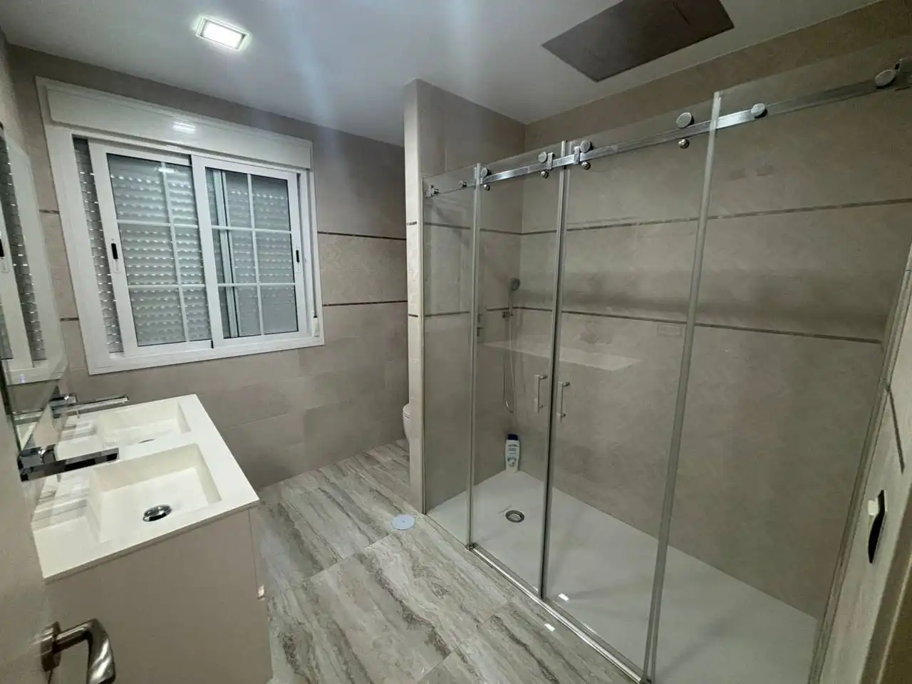 Baño de Casa adosada en venta en Dos Hermanas con Aire acondicionado, Calefacción y Jardín privado