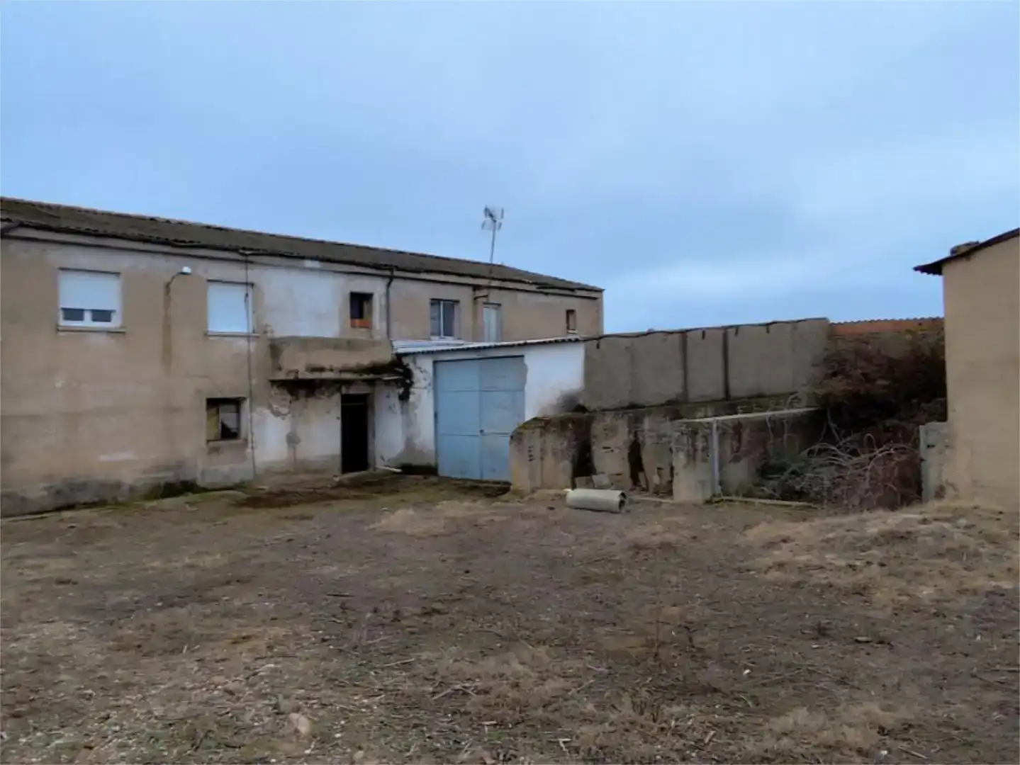 Vista exterior de Piso en venta en Monfarracinos