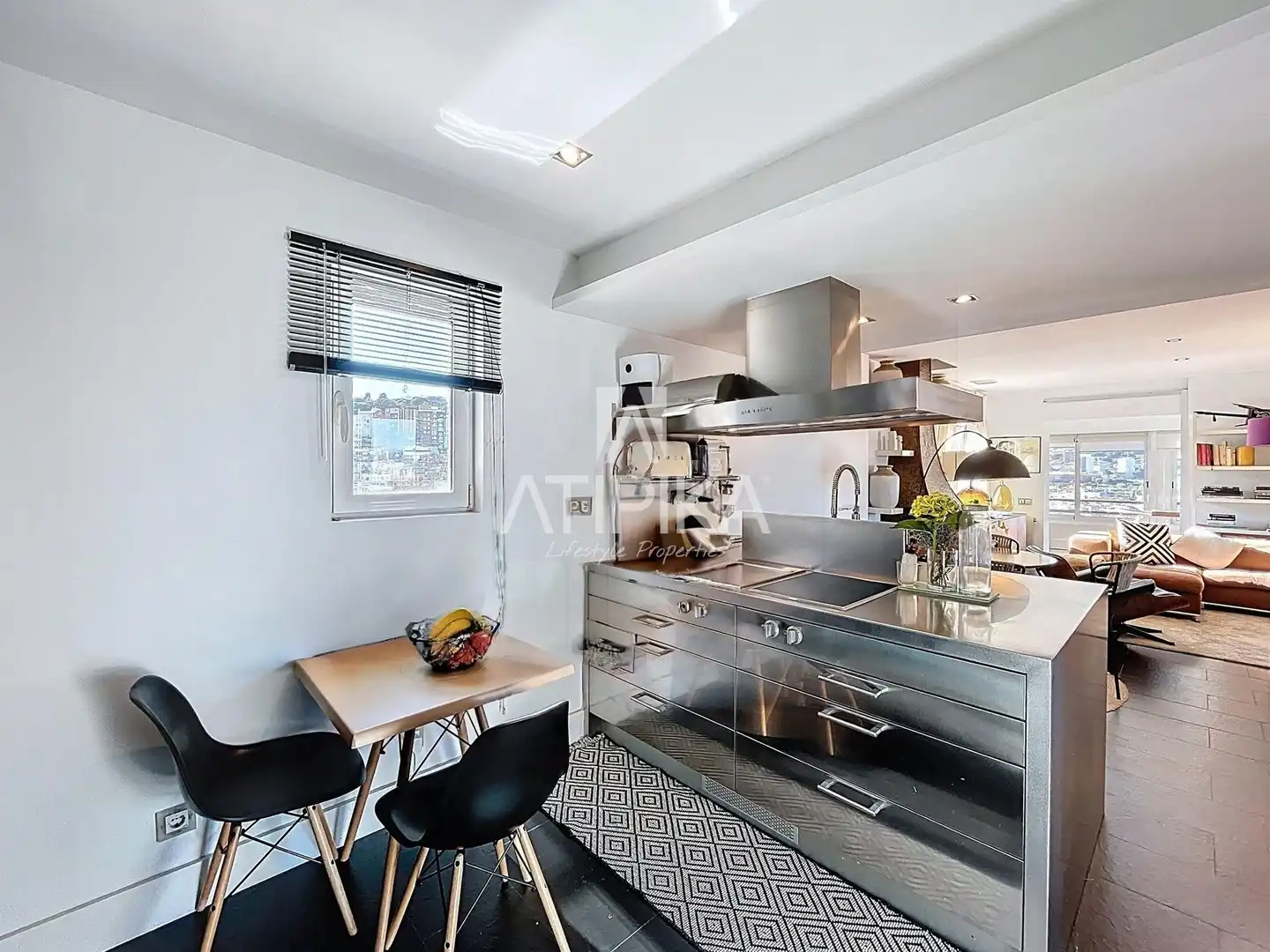 Küche von Maisonette zum Verkauf in Barcelona mit Klimaanlage, Heizung und Terrasse