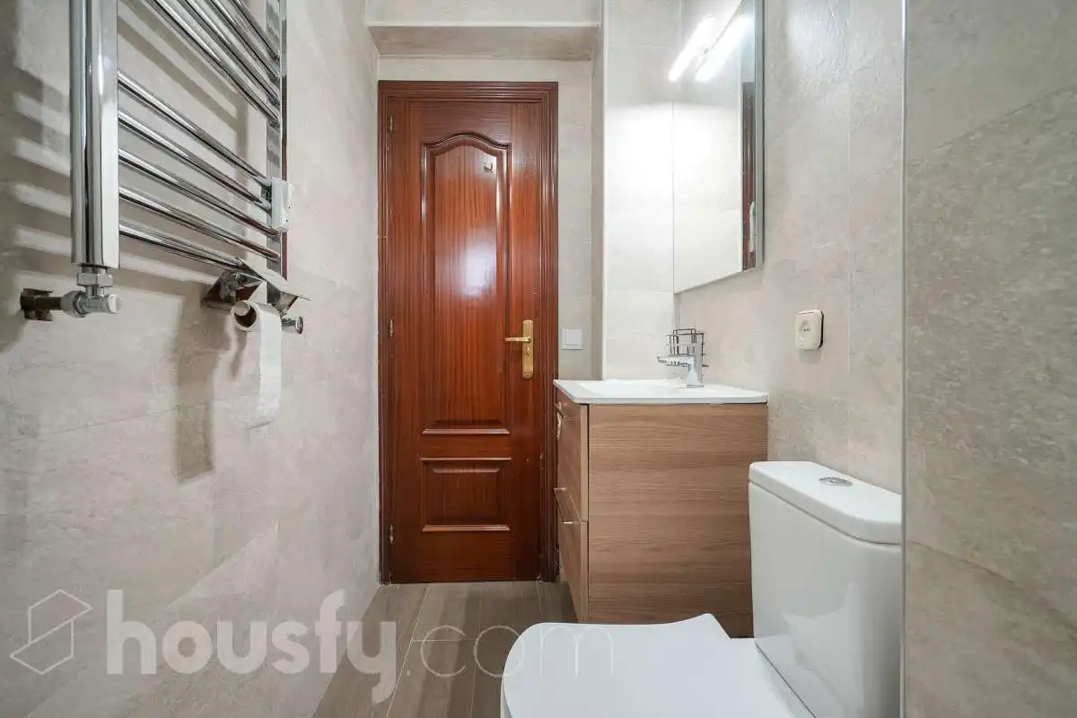 Bathroom of Flat for sale in Madrid  with Air Conditioner, Heating and Storage room