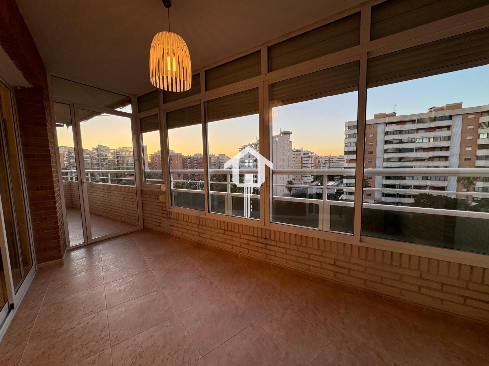 Vista exterior de Piso en venta en Alicante / Alacant con Aire acondicionado, Jardín privado y Terraza