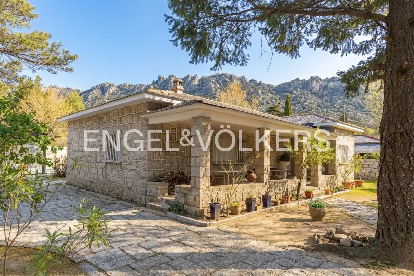Vista exterior de Casa o chalet en venta en La Cabrera con Calefacción, Jardín privado y Piscina