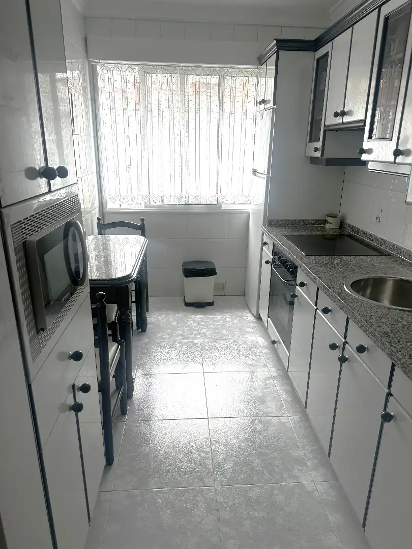 Cuina de Pis en venda en Gijón  amb Calefacció, Moblat i Forn