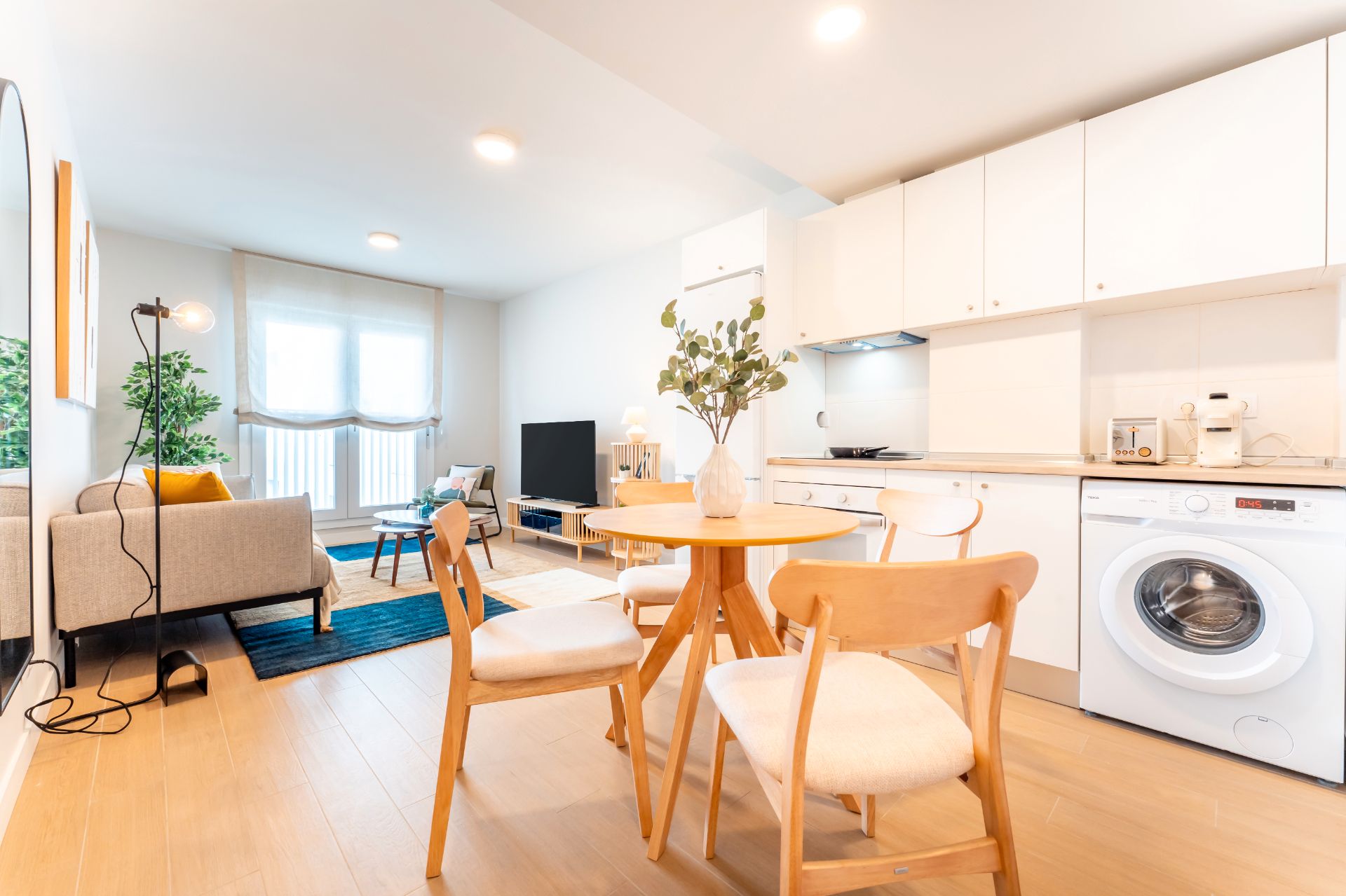 Living room of Flat to rent in  Sevilla Capital  with Air Conditioner, Storage room and Oven