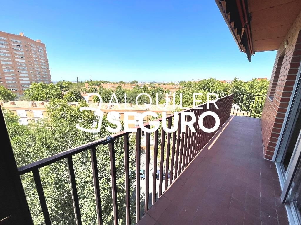 Vista exterior de Piso de alquiler en  Madrid Capital con Calefacción, Terraza y Amueblado