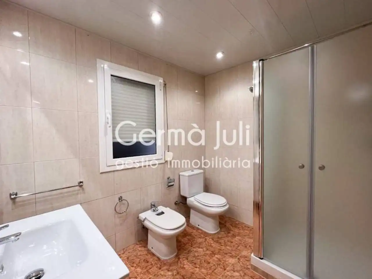 Badezimmer von Wohnungen zum Verkauf in Badalona