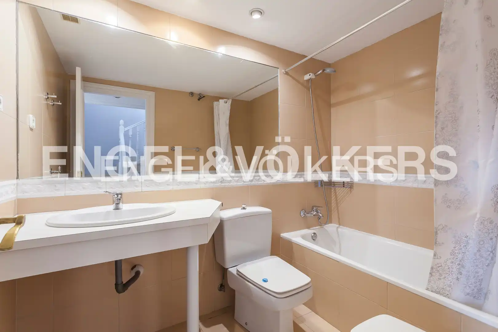 Baño de Casa adosada de alquiler en Madrid con Aire acondicionado, Calefacción y Jardín privado