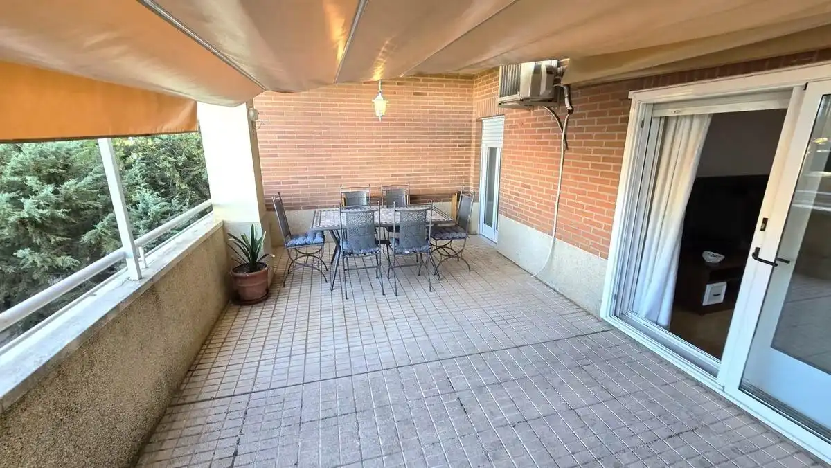 Terrassa de Pis de lloguer en Cáceres Capital amb Aire condicionat, Jardí privat i Terrassa