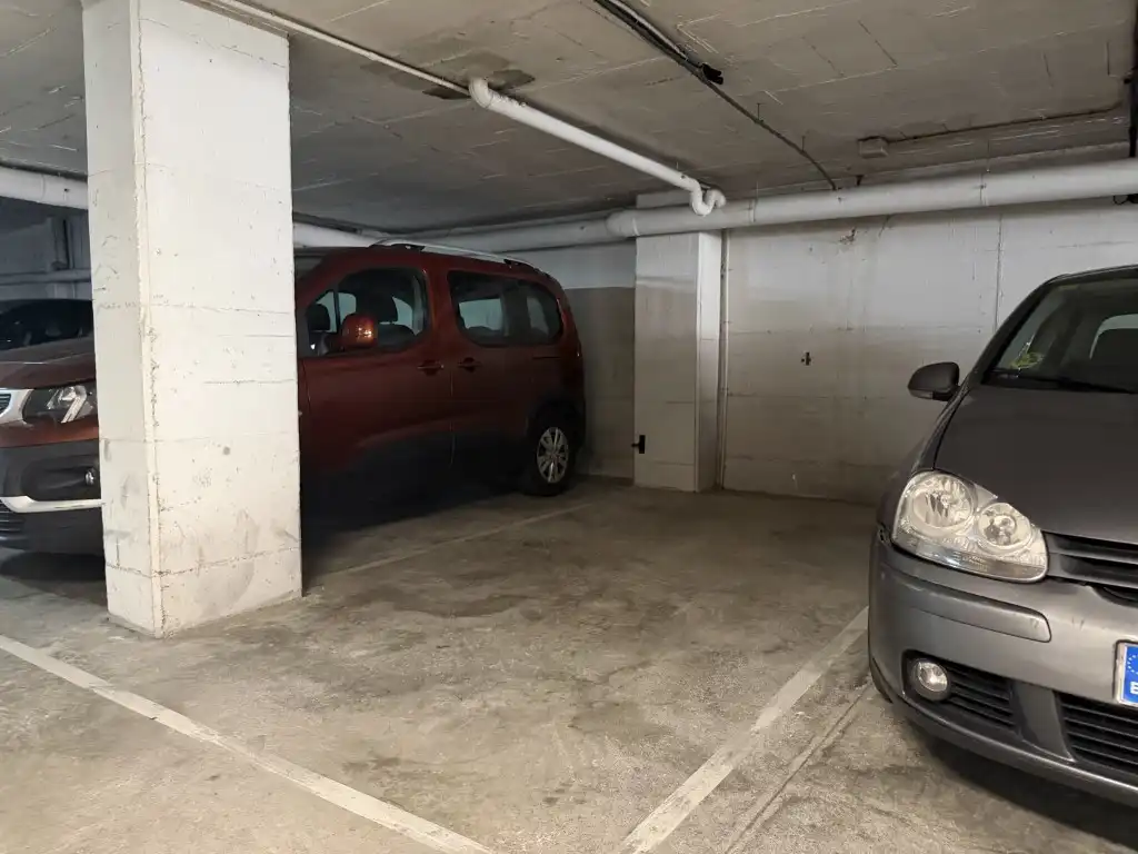 Parkplatz von Wohnung zur Miete in Girona mit Klimaanlage, Ofen und Balkon