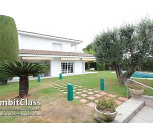 Vista exterior de Casa o xalet en venda en El Masnou amb Jardí privat, Terrassa i Piscina