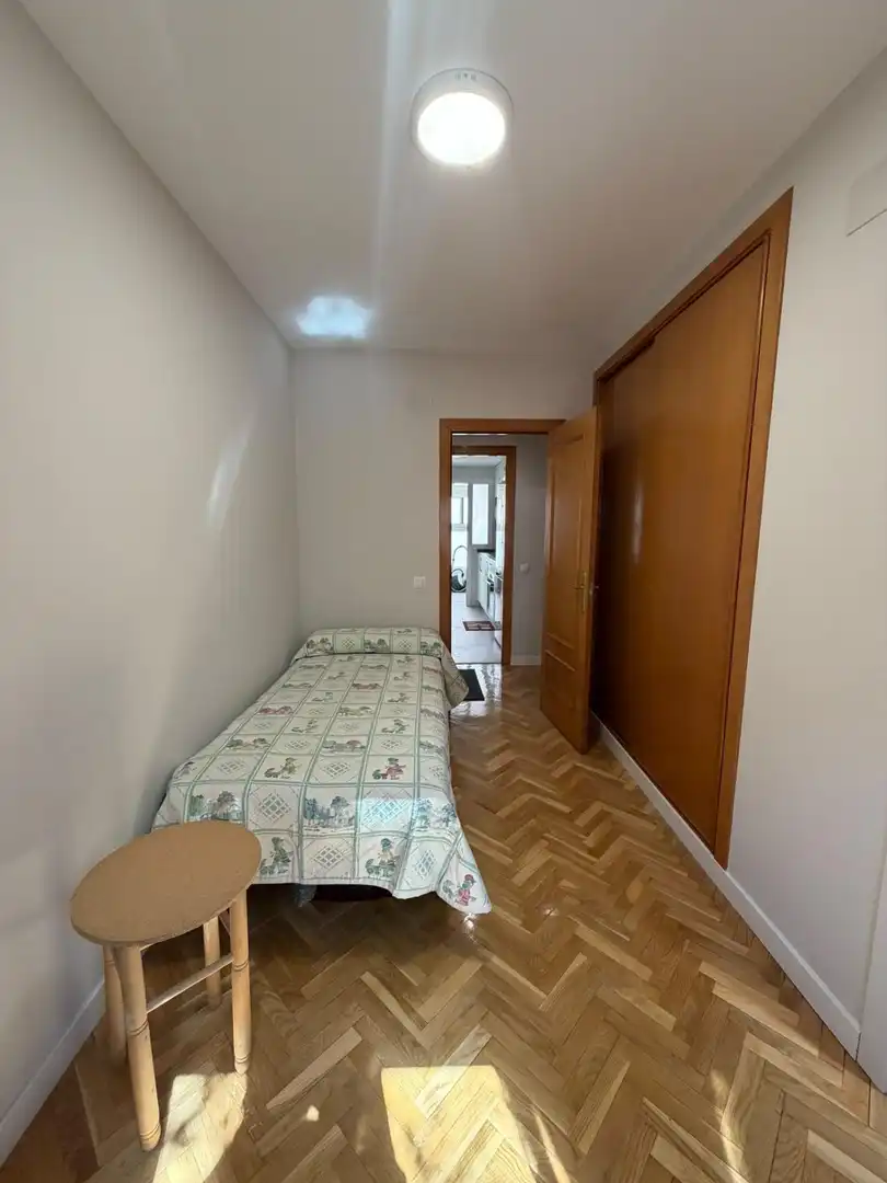 Schlafzimmer von Wohnung zur Miete in Madrid mit Heizung, Privatgarten und Parkett