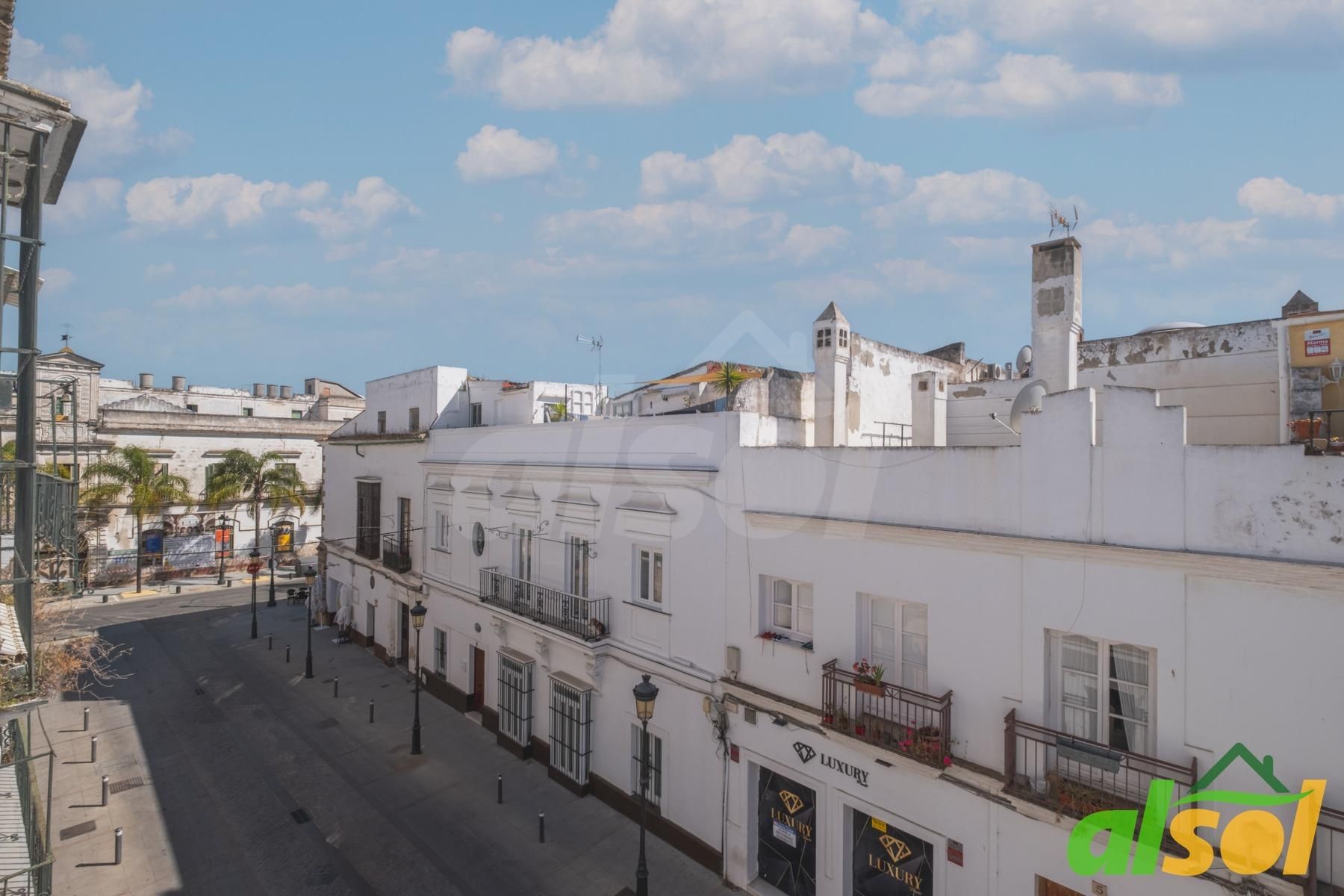 Vista exterior de Casa adosada en venda en El Puerto de Santa María amb Traster i Balcó