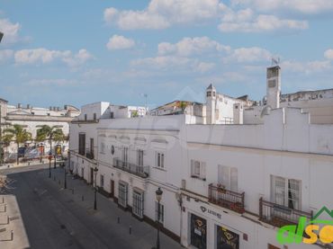 Casa aparellada amb balcó en venda a Centro