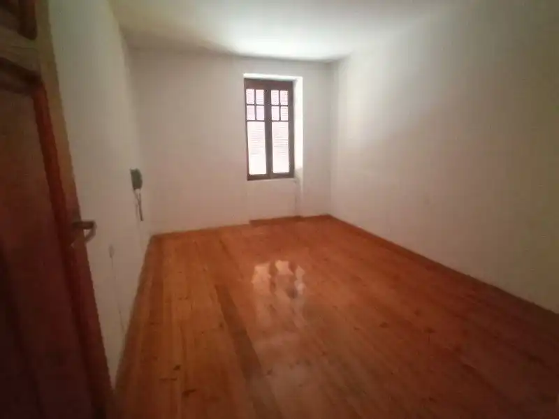Dormitori de Edifici en venda en Tineo