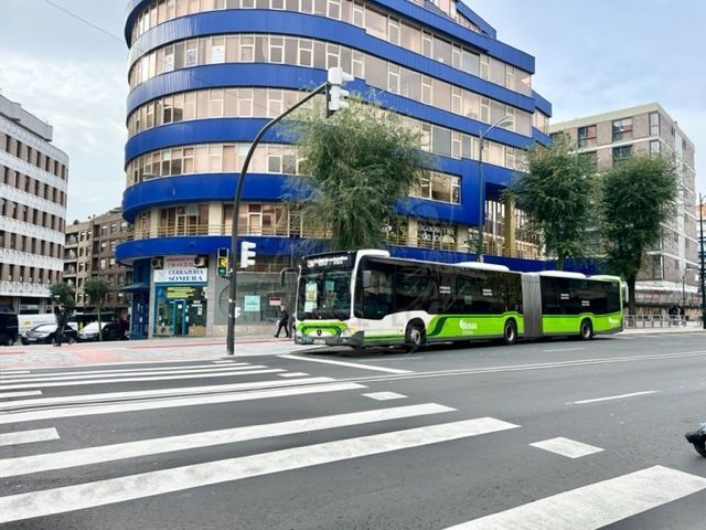 Vista exterior de Oficina de lloguer en Bilbao  amb Calefacció