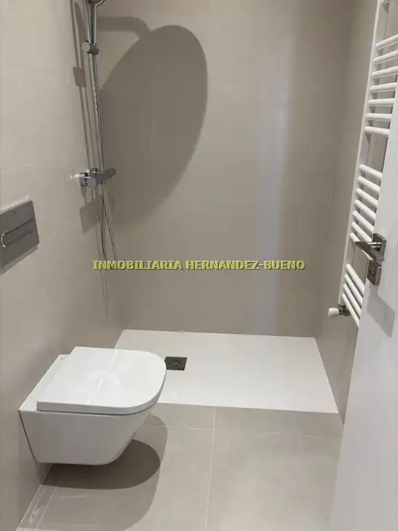 Bathroom of Flat for sale in Salamanca  with Air Conditioner, Heating and Balcony