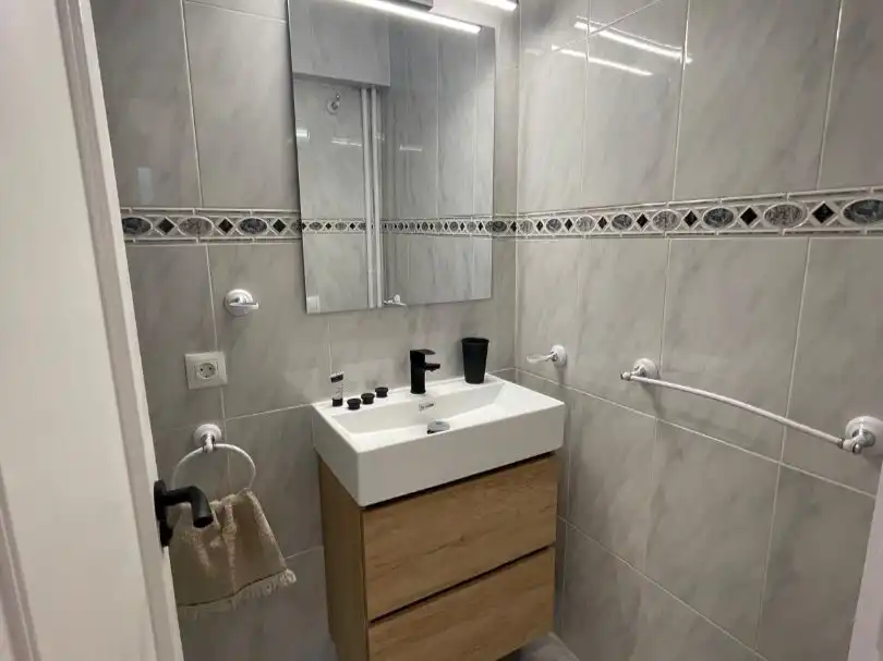Bathroom of Flat for rent in Madrid  with Air Conditioner, Heating and Parquet flooring