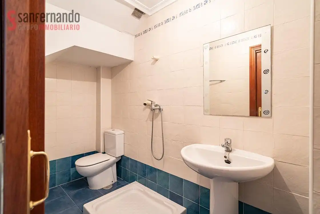 Baño de Piso en venta en Torrelavega  con Terraza y Balcón